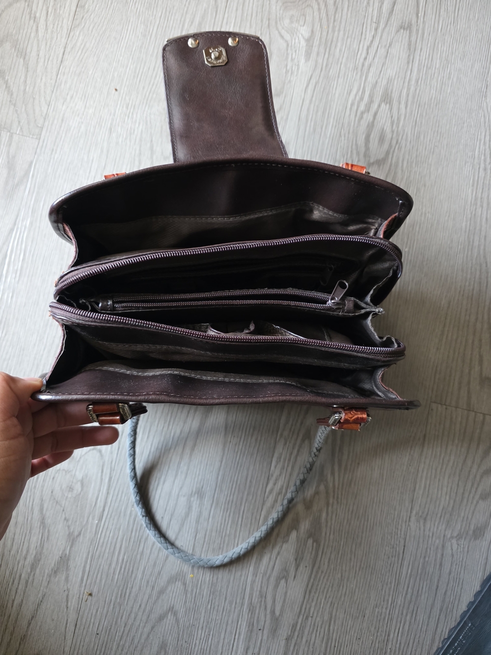 "Bolso M.C. vintage style with multiple compartments and heart detail" - Picture 7 of 10